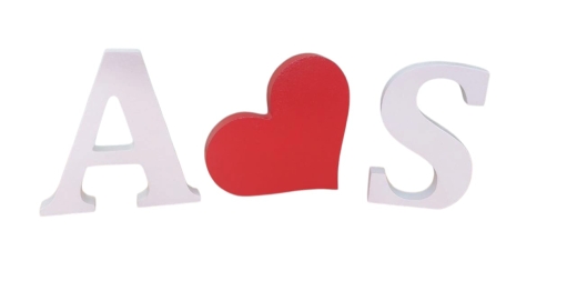 Letras decorativas e coração para casamentos. (Foto: Divulgação) 