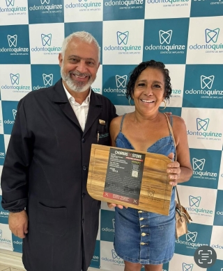 Dr. Ronie Manco, sócio-proprietário e diretor clínico da Odontoquinze, presenteia paciente (Foto: Divulgação) 