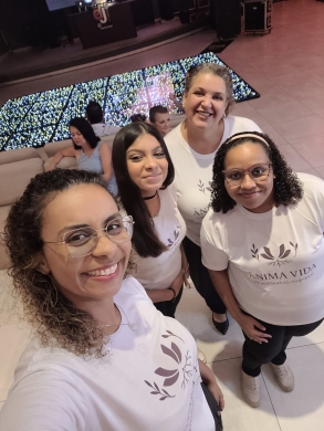 Terapeuta integrativa Janaina Souza (a primeira a partir da esquerda) comanda a equipe do Ânima Vida - Spa Integrativo Itinerante. Foto: Divulgação