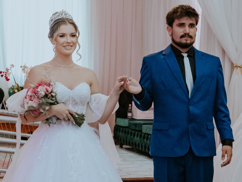 Maria Antônia brilha com vestidos para celebrações